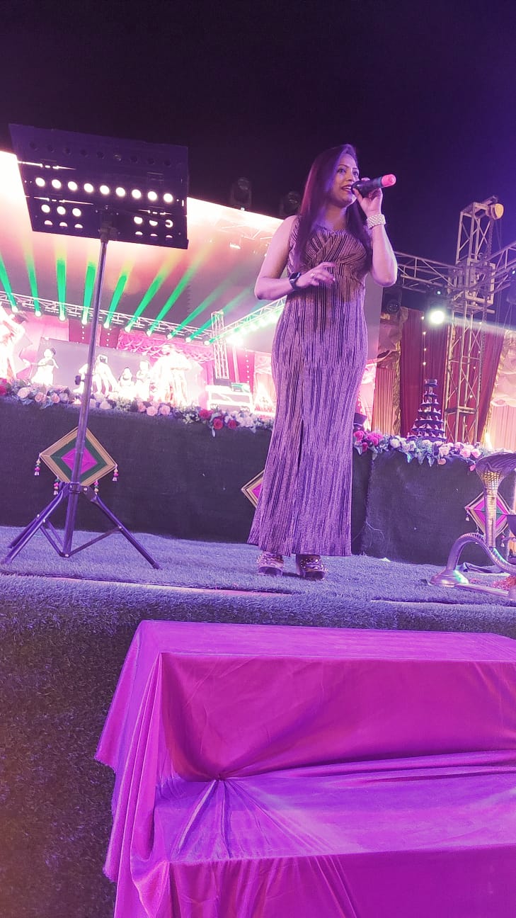 Anchor(Nandini Dwivedi), call 7985613007 for dates availability