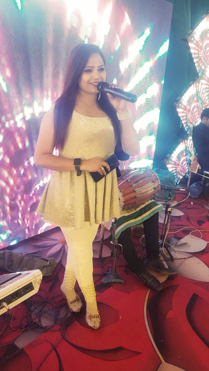 Anchor(Nandini Dwivedi), call 7985613007 for dates availability