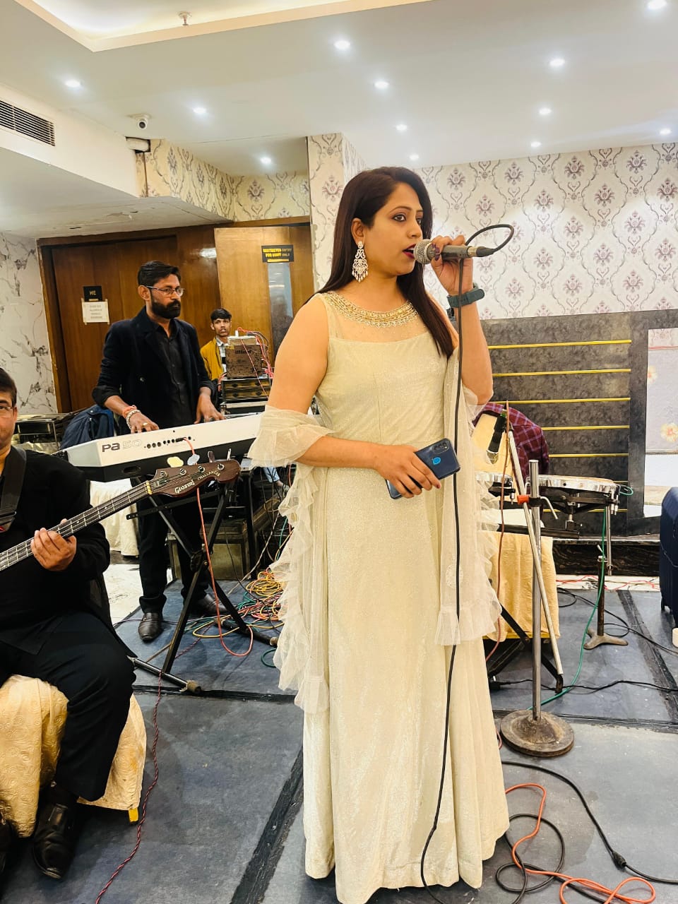 Anchor(Nandini Dwivedi), call 7985613007 for dates availability