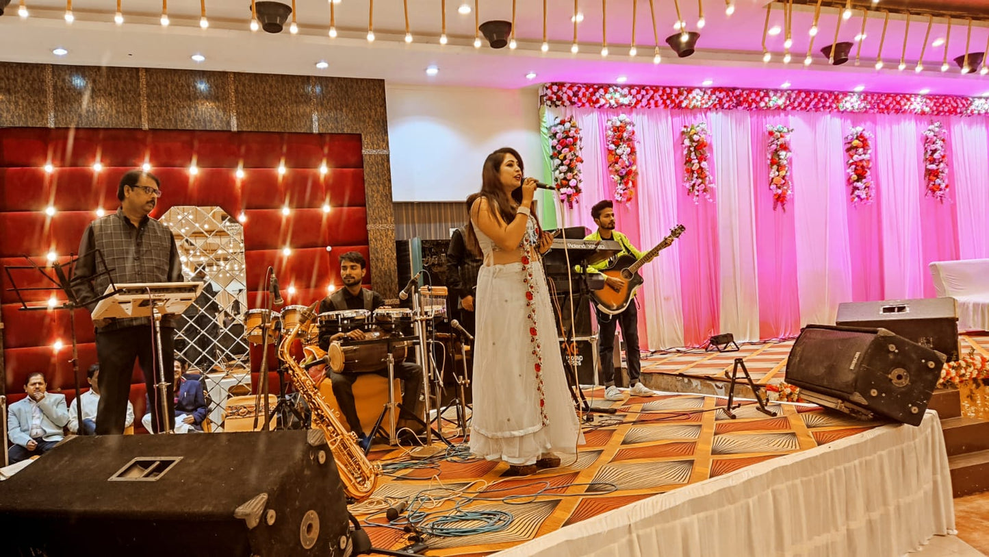 Anchor(Nandini Dwivedi), call 7985613007 for dates availability
